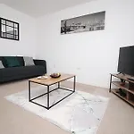 Beautiful Modern House With Free Parking And Fast Wifi Next To Swansea Stadium And Morfa Park Shopping Centre Hosted By Our Home Short Stays