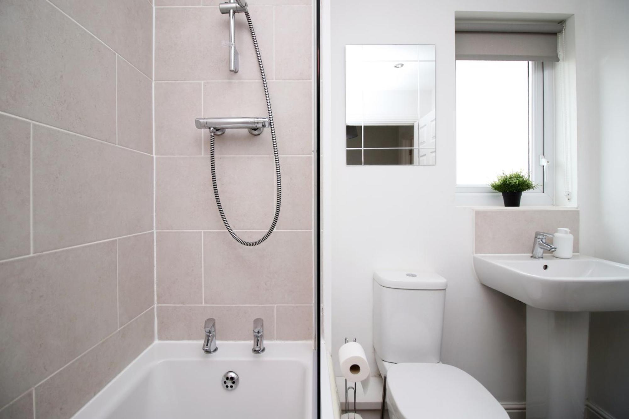 Beautiful Modern House With Free Parking And Fast Wifi Next To Stadium And Morfa Park Shopping Centre Hosted By Our Short *