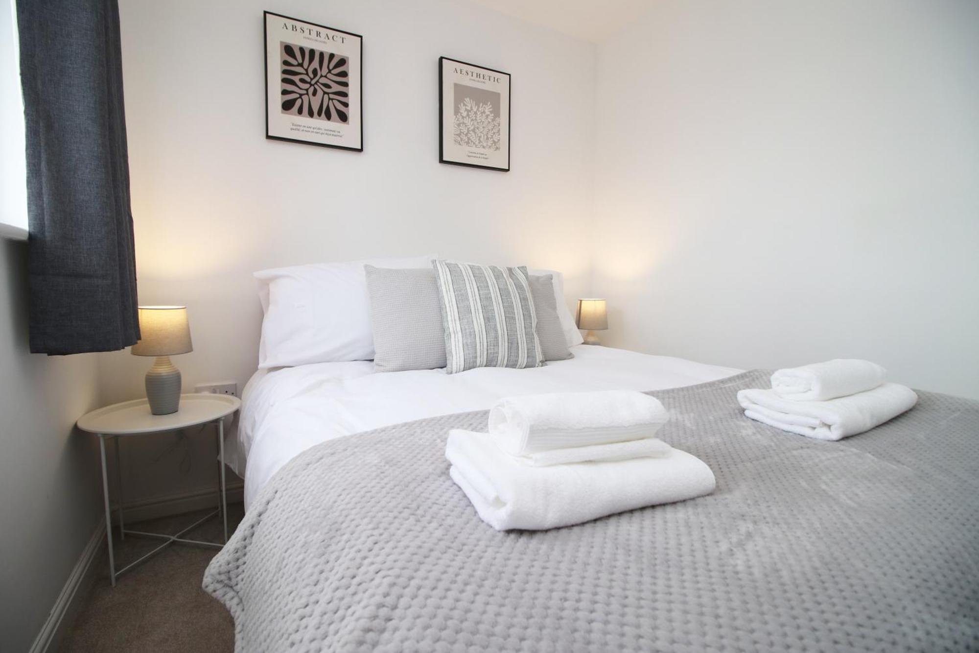 Beautiful Modern House With Free Parking And Fast Wifi Next To Stadium And Morfa Park Shopping Centre Hosted By Our Short Apartment *