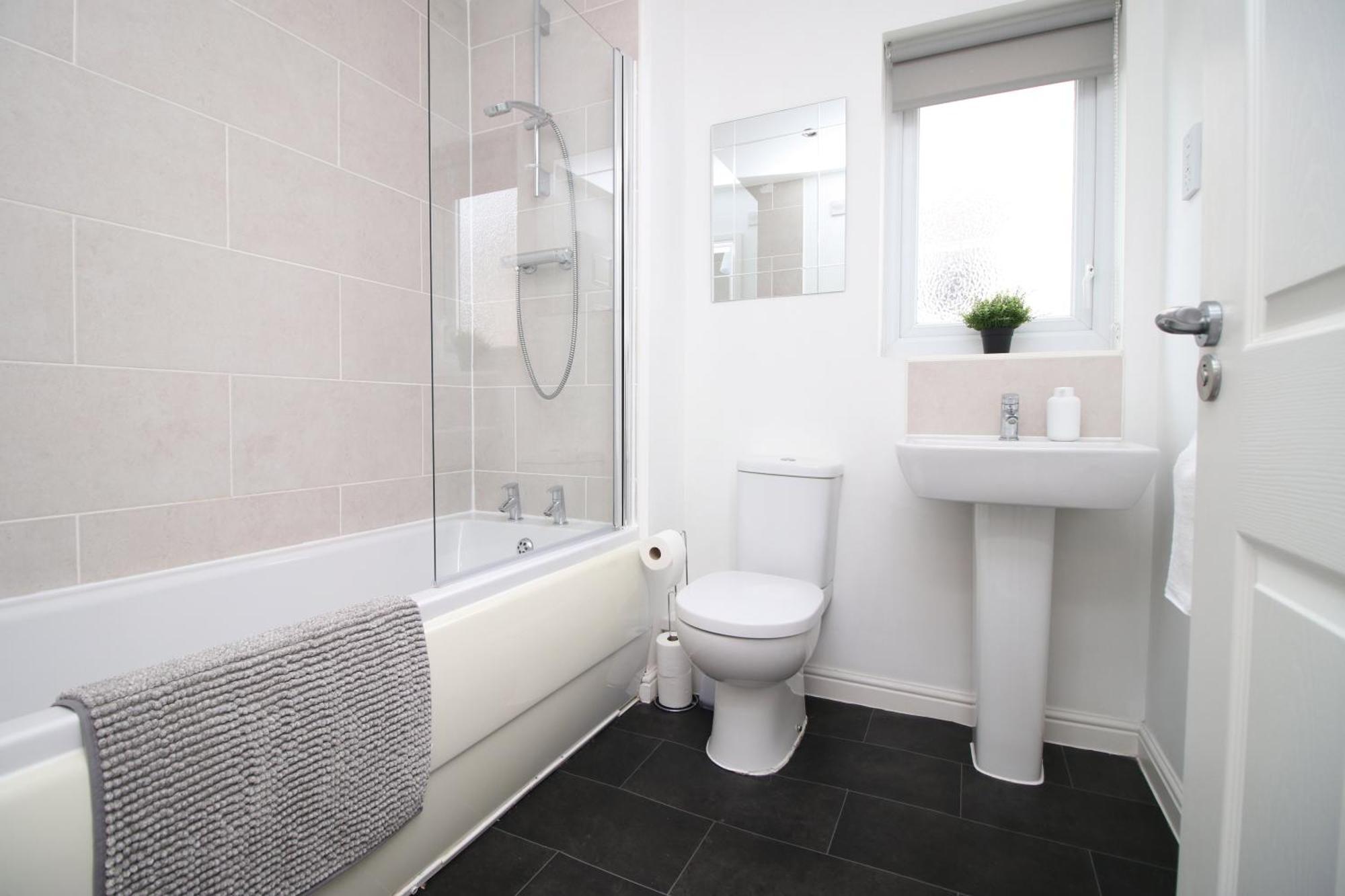 Beautiful Modern House With Free Parking And Fast Wifi Next To Stadium And Morfa Park Shopping Centre Hosted By Our Short