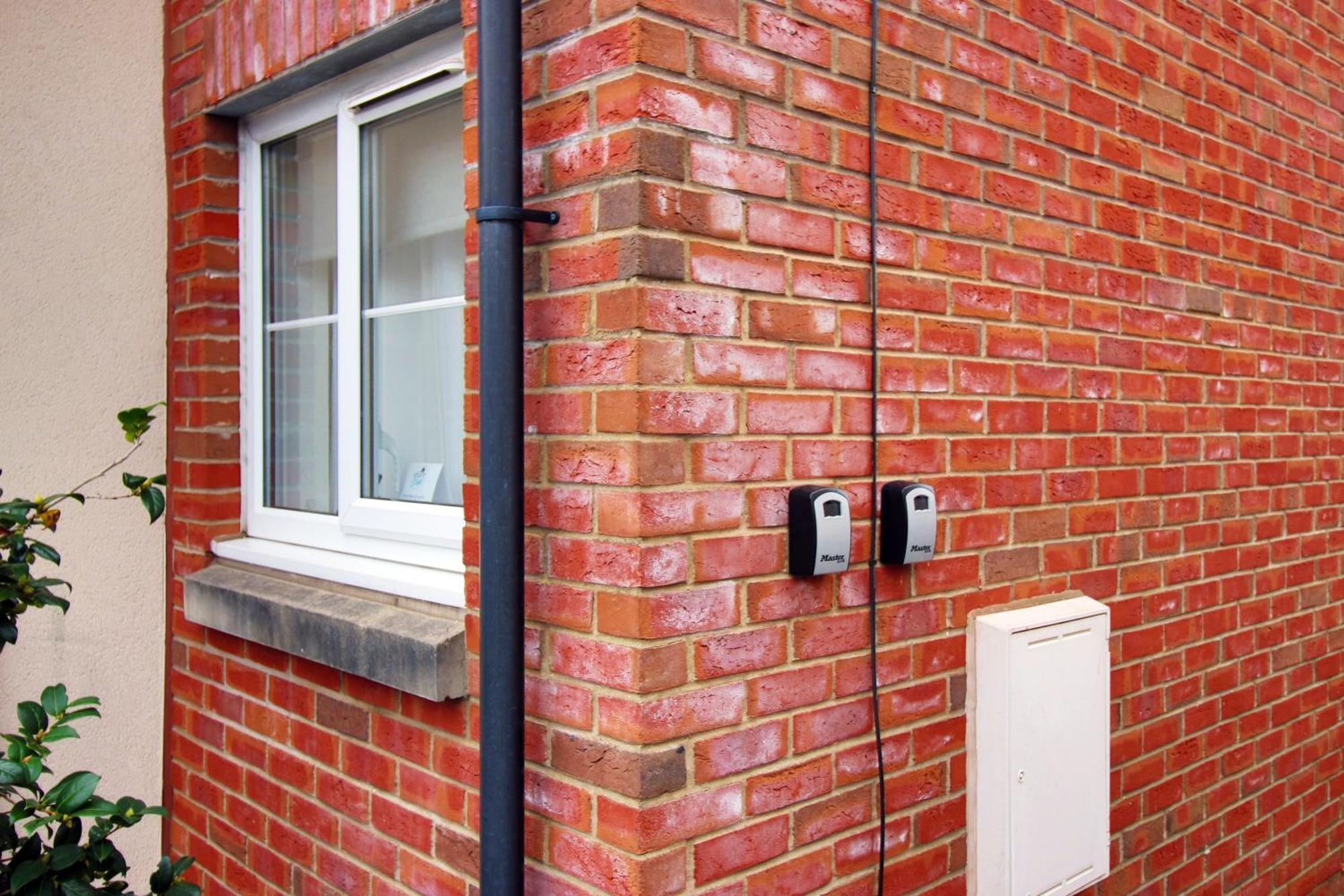 Beautiful Modern House With Free Parking And Fast Wifi Next To Stadium And Morfa Park Shopping Centre Hosted By Our Short Apartment